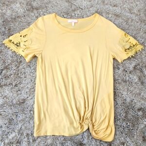 Hailey & Co Twist Front Short Sleeve Crochet Lace Spliced Tee Size‎ Medium